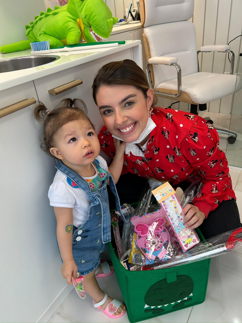 Dra. Thirza Nunes com uma paciente pequena escolhendo um brinde