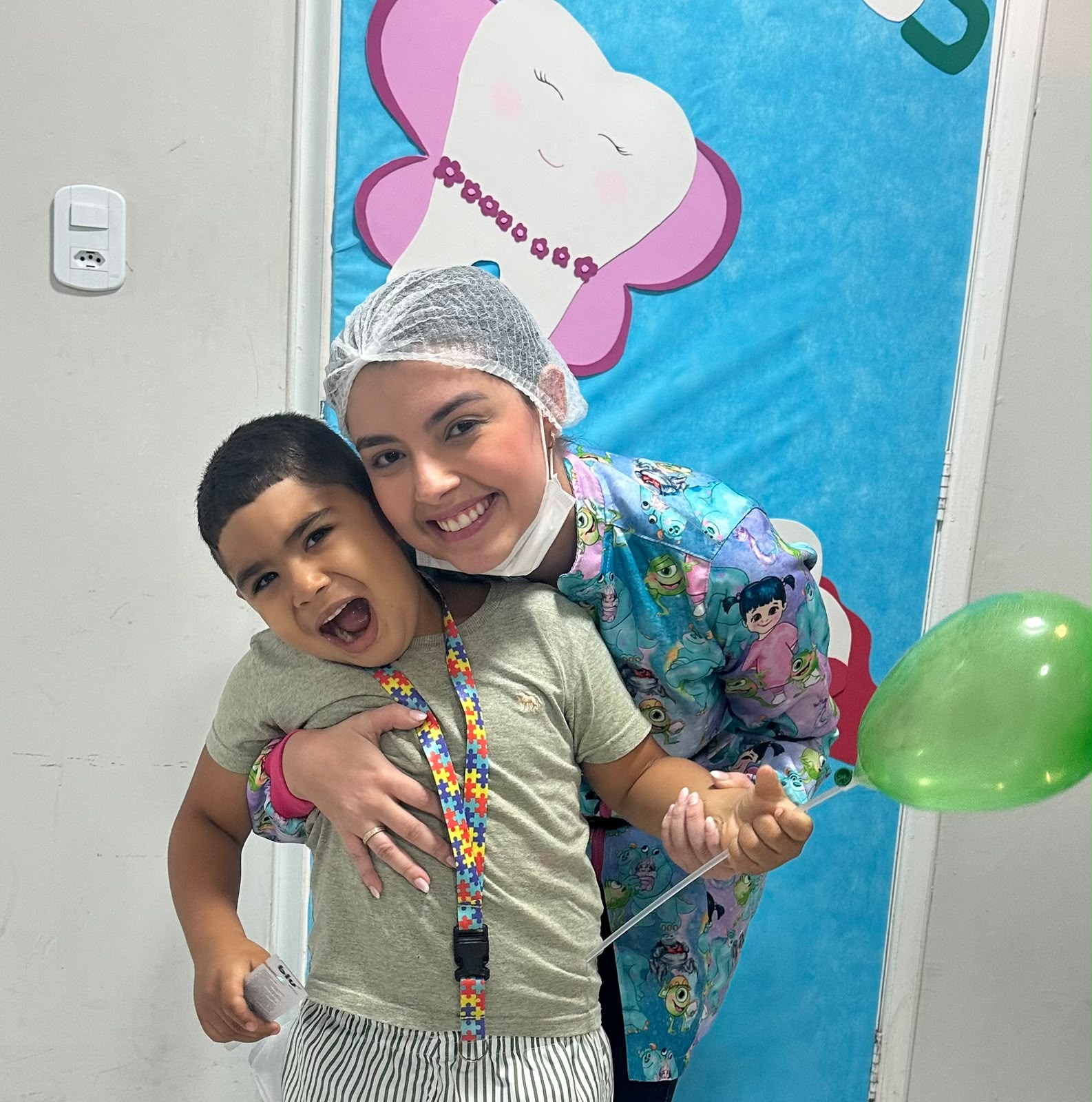 Dra. Thirza Nunes acolhendo uma criança durante o atendimento odontopediátrico